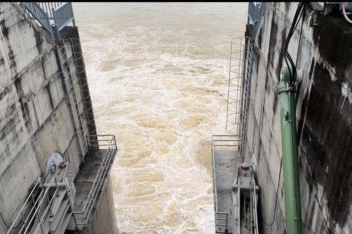 Mưa lớn do hoàn lưu bão số 13, hồ Sông Lũy tăng lưu lượng xả lũ