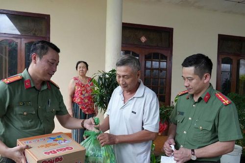 Tuổi trẻ Công an Lâm Đồng trao 300 phần quà hỗ trợ đồng bào vùng lũ