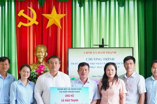 Hàm Thuận Nam trao hơn 215 triệu đồng hỗ trợ các địa phương ảnh hưởng do mưa lũ