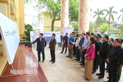 Đồng chí Bí thư Tỉnh ủy Đặng Xuân Phong khảo sát thực tế một số công trình, dự án ven biển của tỉnh