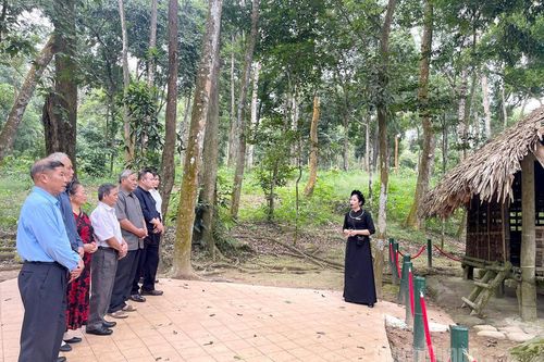 Đoàn đại biểu nguyên lãnh đạo Ủy ban MTTQ Việt Nam tỉnh Tuyên Quang dâng hương tại Khu di tích Quốc gia đặc biệt Tân Trào