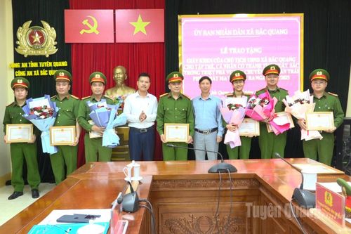 Xã Bắc Quang khen thưởng đột xuất trong công tác phòng, chống tội phạm ma túy