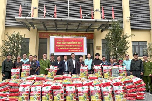 Công an tỉnh Tuyên Quang hỗ trợ 15 tấn phân bón cho đồng bào vùng bị ảnh hưởng bão số 10