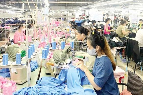 Sẻ chia cùng người lao động trong mưa lũ