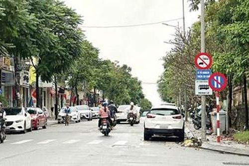 Đỗ xe tránh lũ đúng cách để không gây cản trở giao thông