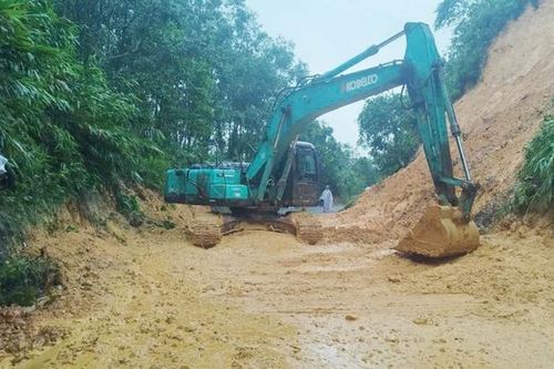 Khắc phục sạt lở, thông tuyến giao thông