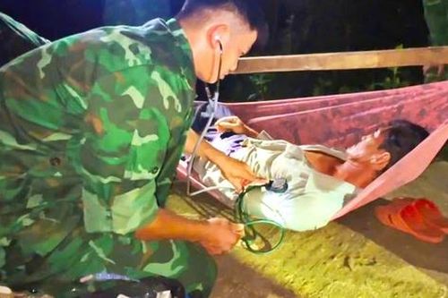 Cà Mau: Kịp thời hỗ trợ người dân bị bệnh nặng vào bờ cấp cứu