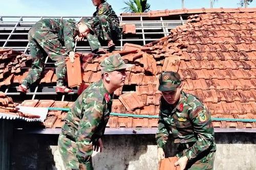 Bộ đội, công an giúp người dân Quảng Ngãi lợp mái nhà, dọn cây đổ, thông đường sau bão