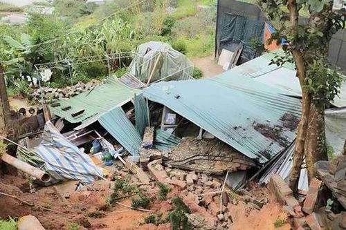 Lâm Đồng: Sập bờ taluy cao 5m, vùi lấp một phần nhà dân trong đêm mưa