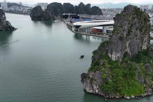 Tháo dỡ dàn đèn nghệ thuật 140 tỷ đồng trên vịnh Hạ Long: Bài học đầu tư cảnh quan