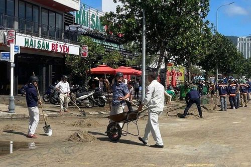 Hàng trăm người chung tay làm sạch đường biển du lịch Đà Nẵng