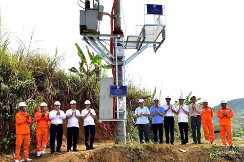 Chuyện về những người dựng xây 'con đường ánh sáng' - Kỳ 1: Gặp những người đưa điện lên vùng cao