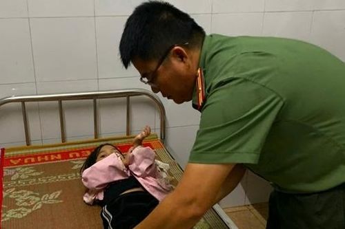 Đắk Lắk: Công an xã băng rừng, vượt bão đưa bé gái đi cấp cứu