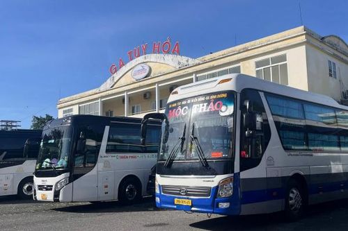 Chuyển tải bằng ô tô cho gần 1.000 hành khách tàu Thống Nhất qua đoạn đường sắt sạt lở