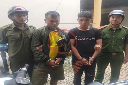 Công an xã bắt 2 đối tượng có tiền án mang bình xịt hơi cay đi trộm cắp