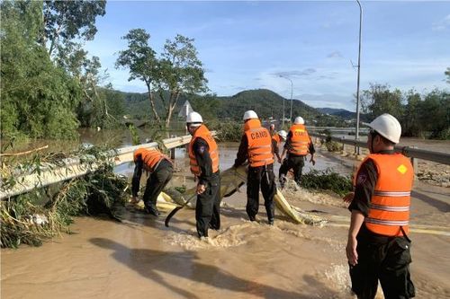 Hàng nghìn cán bộ, chiến sĩ Công an giúp dân khắc phục hậu quả cơn bão số 13