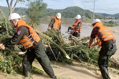 CSCĐ hỗ trợ người dân Đắk Lắk khắc phục hậu quả sau cơn bão 13