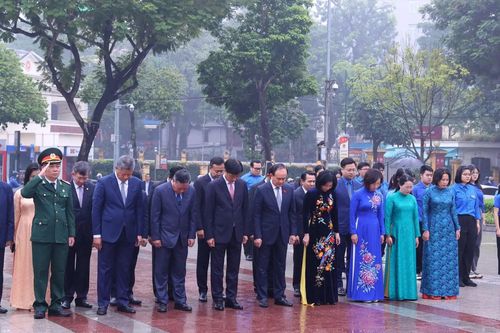 Lãnh đạo Hà Nội dâng hoa kỷ niệm 108 năm Cách mạng tháng Mười Nga