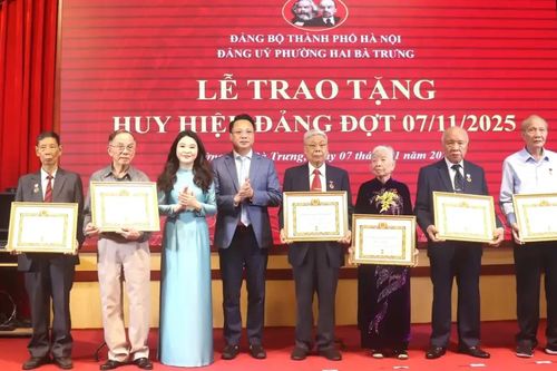 Phường Hai Bà Trưng trao Huy hiệu Đảng cho 83 đảng viên