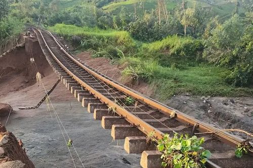 Đường sắt Bắc - Nam bị chia cắt, 9 tàu khách nằm chờ