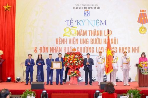 Bệnh viện Ung bướu Hà Nội đón Huân chương Lao động hạng Nhì