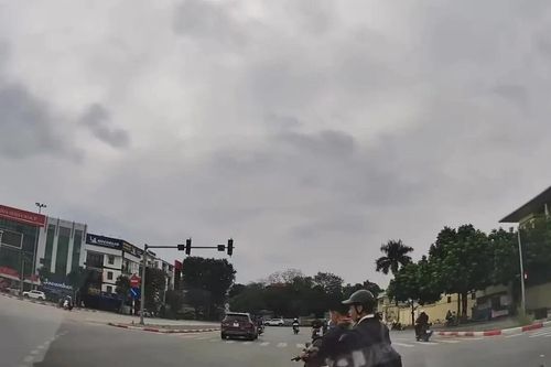 Học sinh phóng xe máy điện tạt đầu ô tô