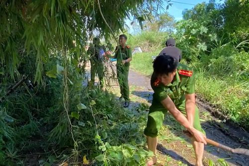 Lực lượng vũ trang giúp dân khắc phục hậu quả sau bão