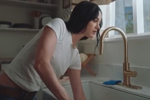 Katy Perry mở ra chương mới với 'bandaids'