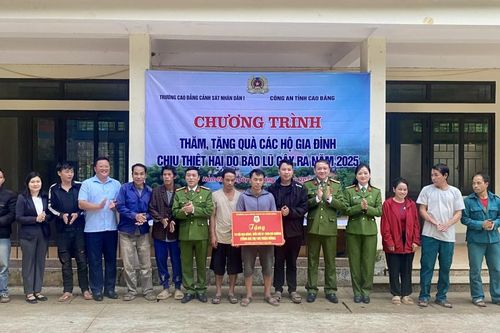 Tặng quà các gia đình chịu ảnh hưởng thiên tai tại xã Nam Tuấn và Tổng Cọt