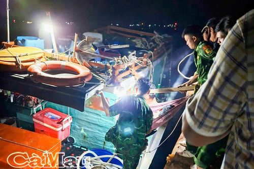 Kịp thời hỗ trợ người dân bị bệnh nặng vào bờ cấp cứu
