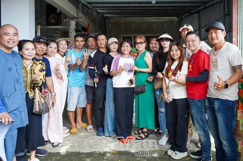 Kiều bào hướng về miền Trung