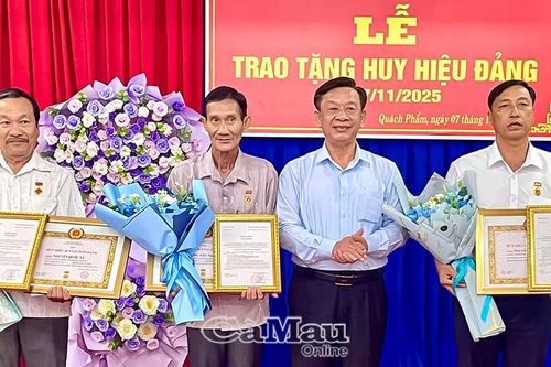 Trang trọng lễ trao Huy hiệu Đảng