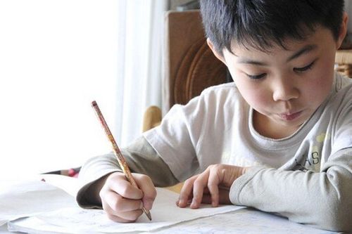 'Từ nào trong Tiếng Việt bỏ dấu sắc mà vẫn giữ nguyên nghĩa?', HS đáp khiến cô tấm tắc khen thông minh