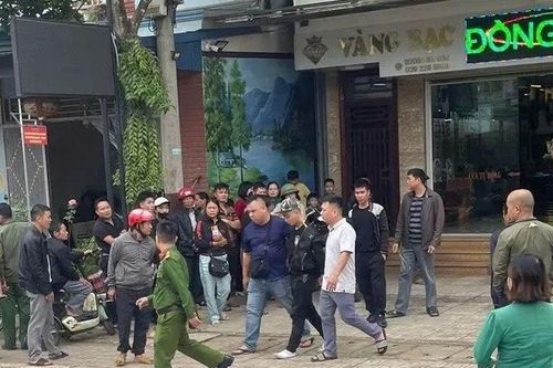Hình ảnh nam thanh niên sinh năm 2006 táo tợn cướp dây chuyền ở tiệm vàng