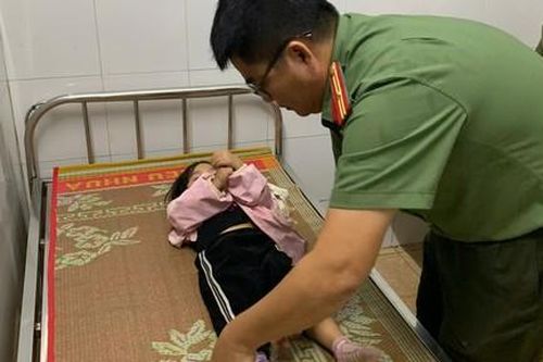 Công an xã ở Đắk Lắk vượt bão băng rừng đưa bé gái đi cấp cứu trong đêm