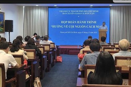Hành trình 'Hướng về cội nguồn Cách mạng' cho đội ngũ báo chí Thành phố