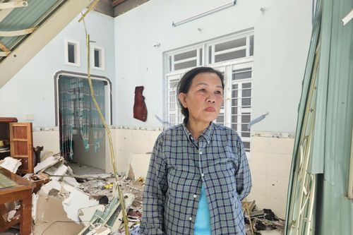 Bão cuốn phăng mái nhà, cả gia đình 7 người chui vào nhà vệ sinh cầu cứu