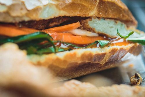 40 người nhập viện nghi do ngộ độc sau khi ăn bánh mì ở TP.HCM