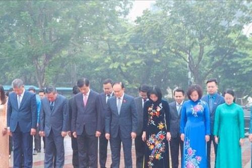 Lãnh đạo thành phố Hà Nội dâng hoa kỷ niệm 108 năm Cách mạng Tháng Mười Nga