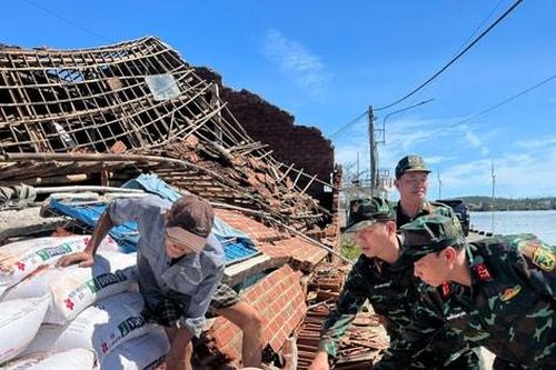 Bộ đội, Công an có mặt trên tuyến đầu giúp nhân dân khắc phục hậu quả bão số 13