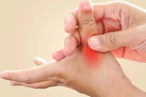 Tê đau ngón tay cái, cô gái bất ngờ phát hiện căn bệnh hiếm gặp