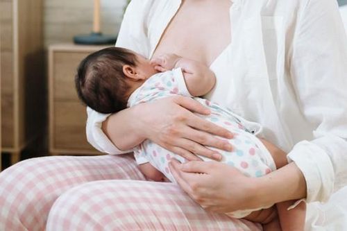 Cho con bú mẹ sai tư thế khiến con khó no bụng, mẹ ảnh hưởng cột sống