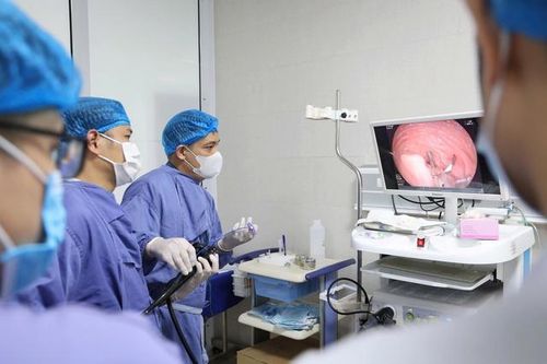 Cứu bé trai 13 tuổi bị lồng ruột nhờ loại bỏ polyp đại tràng lớn