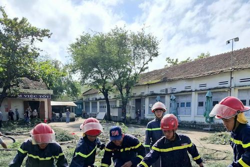 Công an Đắk Lắk tiếp tục căng mình giúp dân khắc phục hậu quả bão lũ