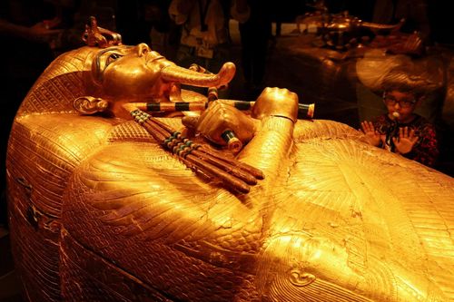 Lần đầu lộ diện kho báu của pharaoh vĩ đại nhất Ai Cập