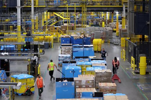Ông Trump khoe giảm lạm phát, dân Mỹ vẫn vật lộn vì giá tăng
