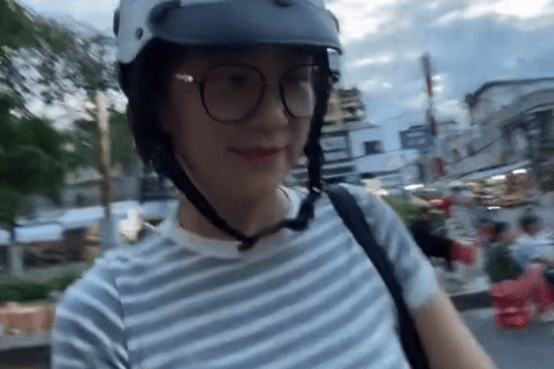 Mẹ 42 tuổi bị nhầm là chị gái của con 16 tuổi
