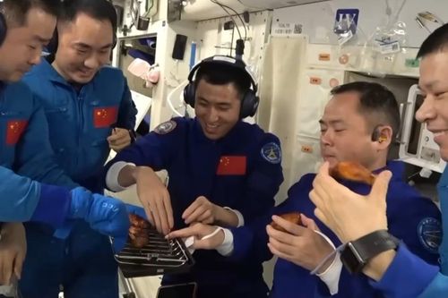 Tiệc nướng trên trạm vũ trụ của phi hành gia Trung Quốc