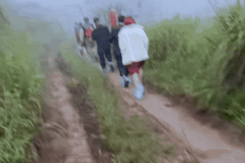 Chú rể Hải Phòng đi 600 km, lội lầy 2 km mới đón được cô dâu Lai Châu