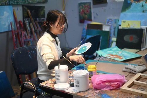 Triển lãm 'Gò má em – Mảnh khói tàn'- Tiếng nói nghệ thuật của thế hệ trẻ về áp lực thành tích